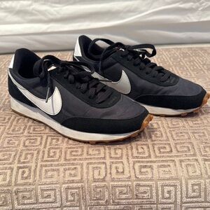 Nike Daybreak black and white sneakers women’s size 7